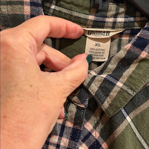 Duluth Trading Woman’s Free Swinging Flannel Shirt - Picture 2 of 5